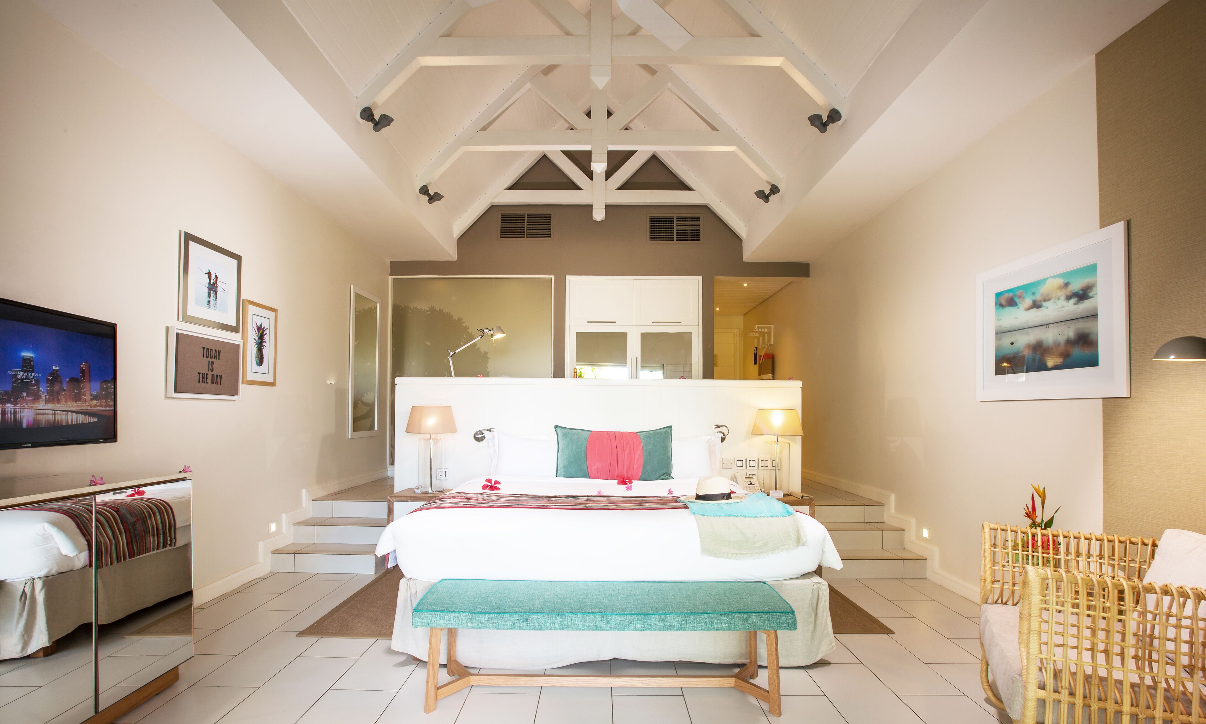 Minibar, coffre-fort, bureau