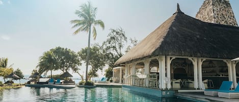 2 utendørsbassenger, bassengparasoller og solsenger