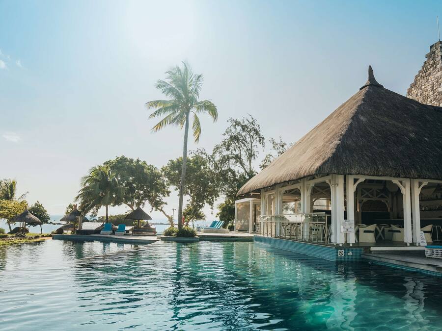 2 buitenzwembaden, parasols voor strand/zwembad