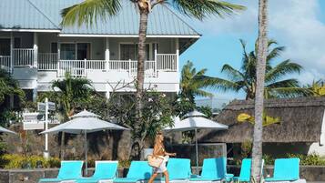 2 piscines extérieures, parasols de plage, chaises longues