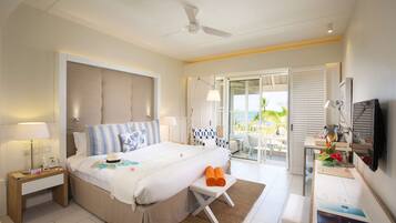 Minibar, caja de seguridad en la habitación y escritorio