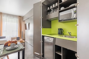 Familienapartment, Kochnische | Eigene Kochnische | Kühlschrank, Mikrowelle, Wasserkocher mit Kaffee-/Teezubehör