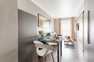 家庭公寓, 简易厨房 | 起居区 | 液晶电视