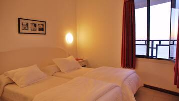 خزنة داخل الغرفة وملاءات أسرّة وتسهيلات لدخول الكراسي المتحركة