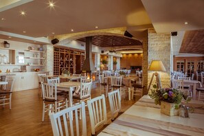 Ofereix vistes al jardí i s'hi serveixen esmorzars, dinars i sopars 