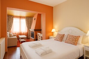 Suite junior, vistas a la montaña | Caja fuerte, escritorio, espacio para trabajar con un portátil