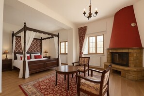 Suite superior, vistas al mar | Caja fuerte, escritorio, espacio para trabajar con un portátil