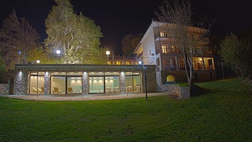 Facciata della struttura - sera/notte