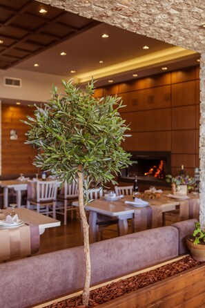 Breakfast, lunch, dinner served; Greek cuisine, garden views - Manthos Mountain Resort & Spa (Volos)