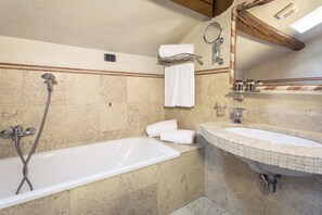 Panoramic Room, Terrace, Canal View | Bathroom | Designer toiletries, hair dryer, slippers, bidet - Palazzina Veneziana (Venice)