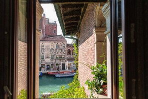 A narrow canal with boats, historic buildings, and a bridge. - Palazzina Veneziana (Venice)