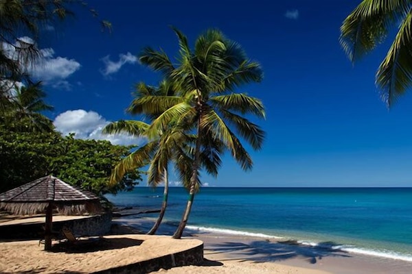 Sur la plage, sable blanc, chaise longue, serviettes de plage