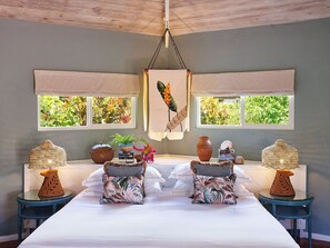 Casa de campo superior, en el área del jardín | Sala de estar | Smart TV de 32 pulgadas con canales vía satélite y estación para iPod