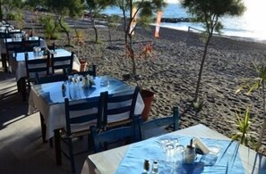 En la playa, sillas reclinables de playa, sombrillas