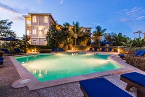 Outdoor pool, pool umbrellas, sun loungers - Fountain Anguilla (Shoal Bay)