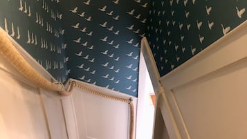 Habitación cuádruple de lujo, baño en la habitación, vista al jardín (/ Double ) | Área de sala de estar | Televisión de pantalla plana de 32 pulgadas con canales digitales