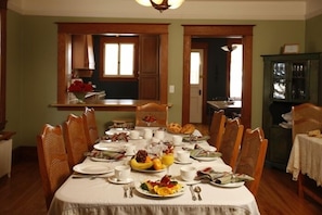 Petit déjeuner complet compris