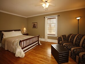 Family Room, 1 Queen Bed with Sofa bed, Private Bathroom (South West) | Premium bedding, desk, iron/ironing board, free WiFi - B&B Au Virage (Magog)