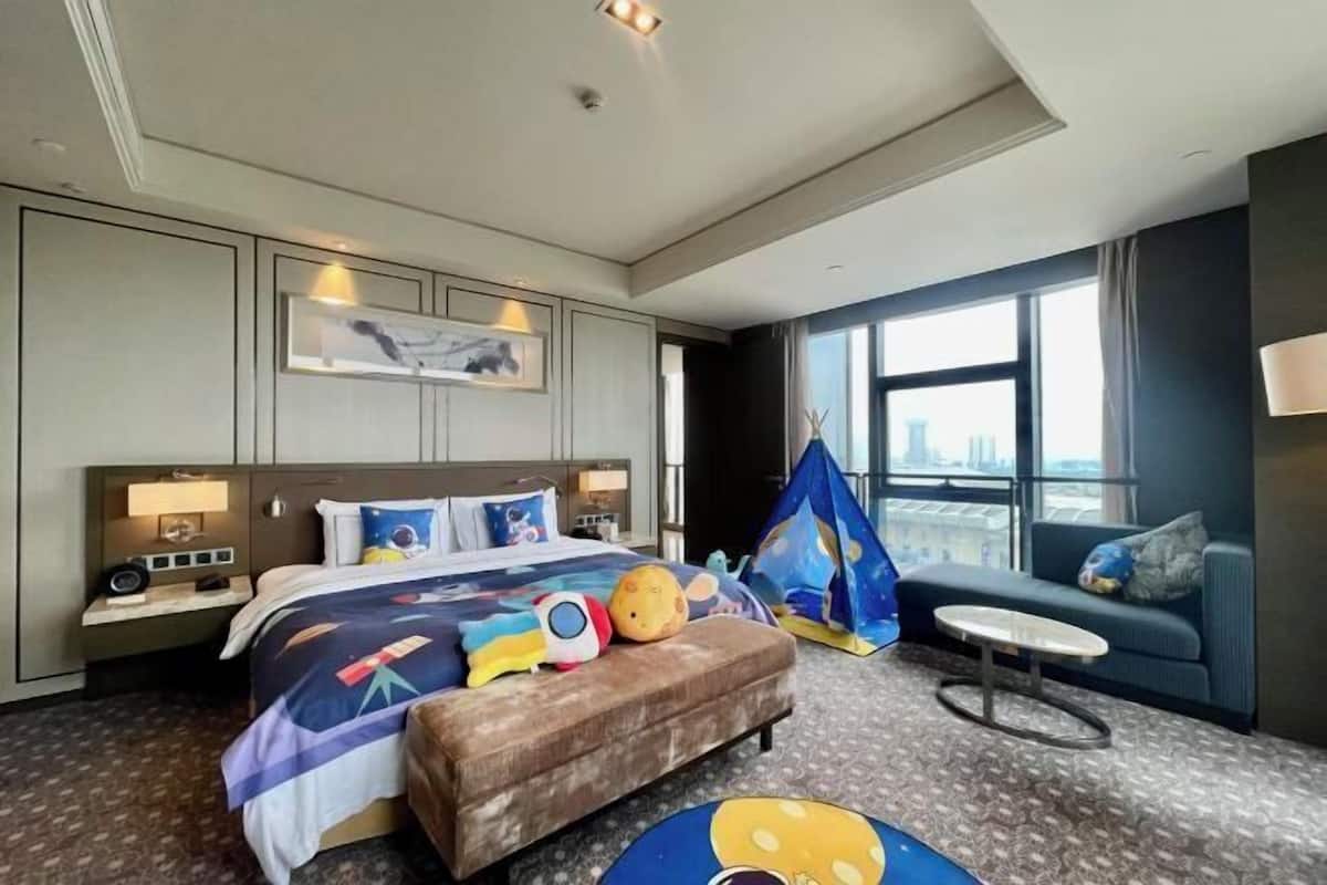 Free minibar items, in-room safe, desk, soundproofing