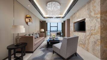 Business Suite The Level | Free minibar items, in-room safe, desk, soundproofing