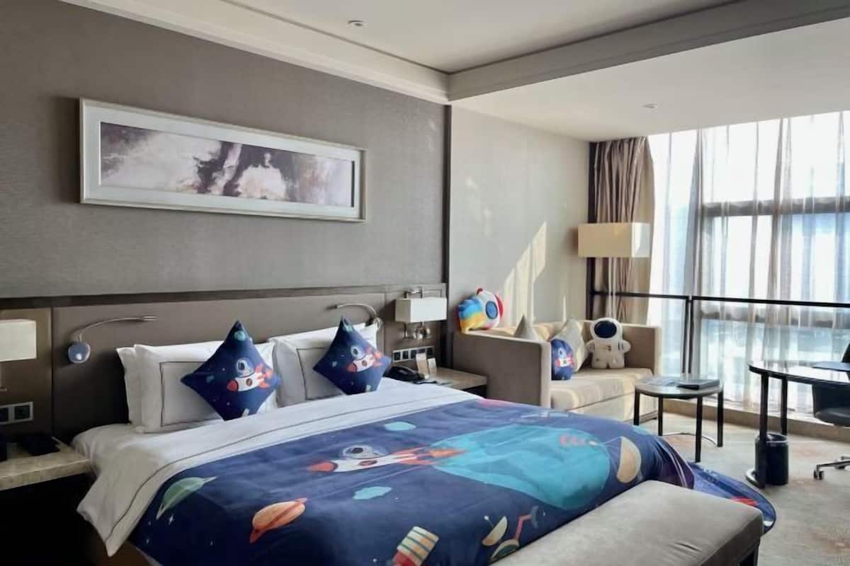 Free minibar items, in-room safe, desk, soundproofing