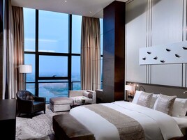 Presidential Suite The Level | Free minibar items, in-room safe, desk, soundproofing