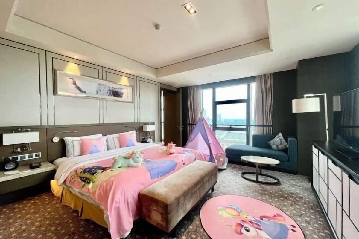 Free minibar items, in-room safe, desk, soundproofing