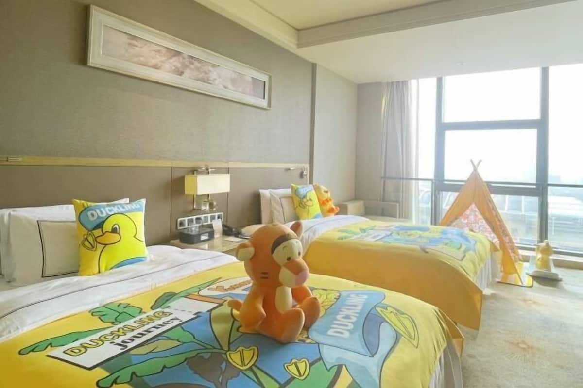 Free minibar items, in-room safe, desk, soundproofing
