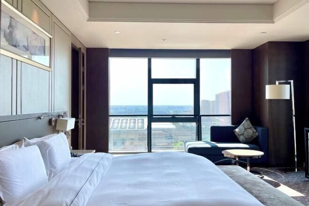 Free minibar items, in-room safe, desk, soundproofing
