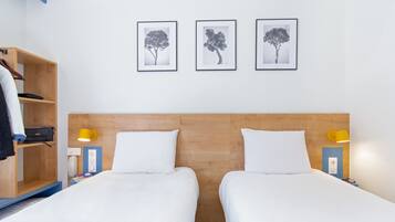 Escritorio, insonorización y tabla de planchar con plancha