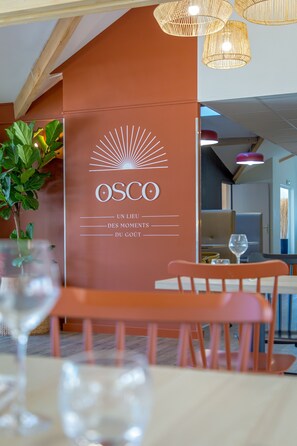 Se sirven almuerzos, cenas y cocina fusión (con vistas a la piscina) 
