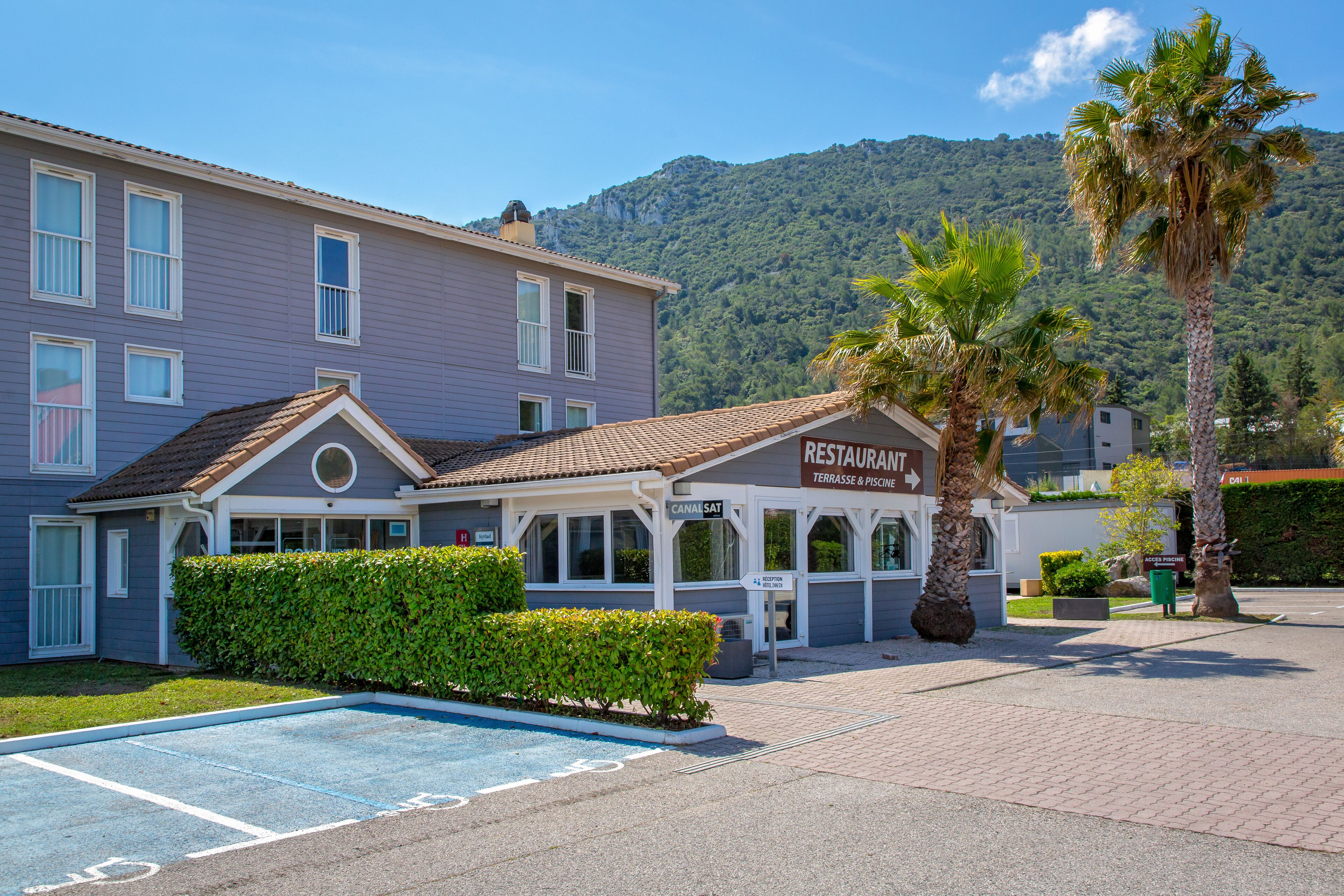 Vista frontal de la propiedad