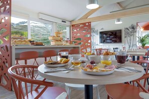 Café da manhã completo todos os dias (EUR 13.90 por pessoa)