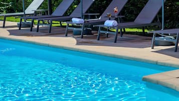 Utomhuspool och solstolar