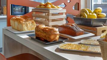 Petit déjeuner complet (13.90 EUR par personne)