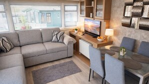 Familiehusvogn, delt bad, bakgårdsutsikt | Lounge
