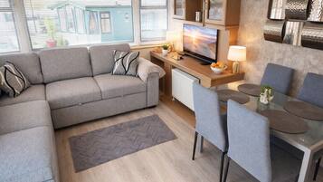 Family Mobile Home, Shared Bathroom, Courtyard View | Lounge