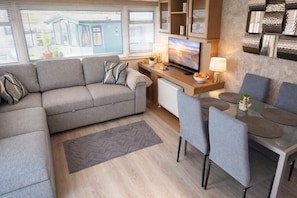 Casa móvil familiar, baño compartido, vistas al patio | Salón