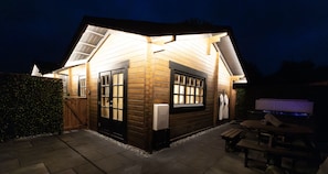 Luxury Cabin, Shared Bathroom | Garden