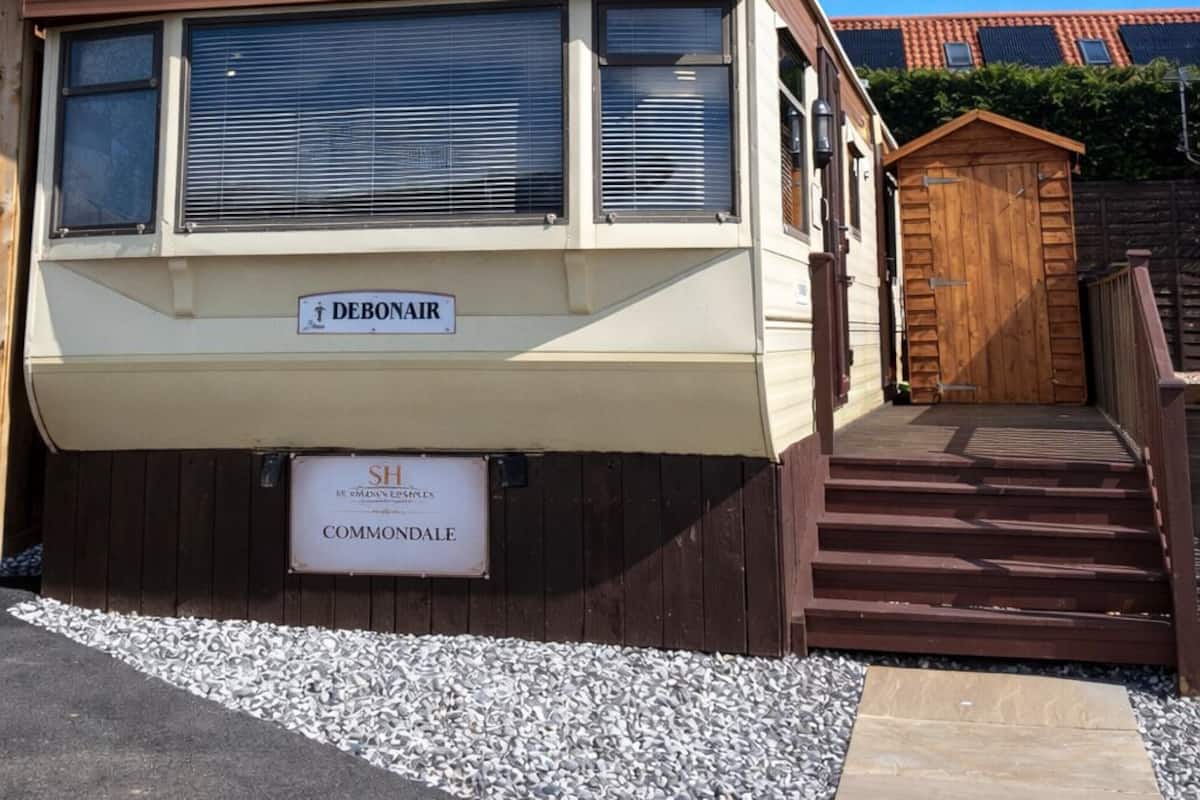 Una caravana con un letrero que dice 'DEBONAIR' y 'COMMONDALL'.