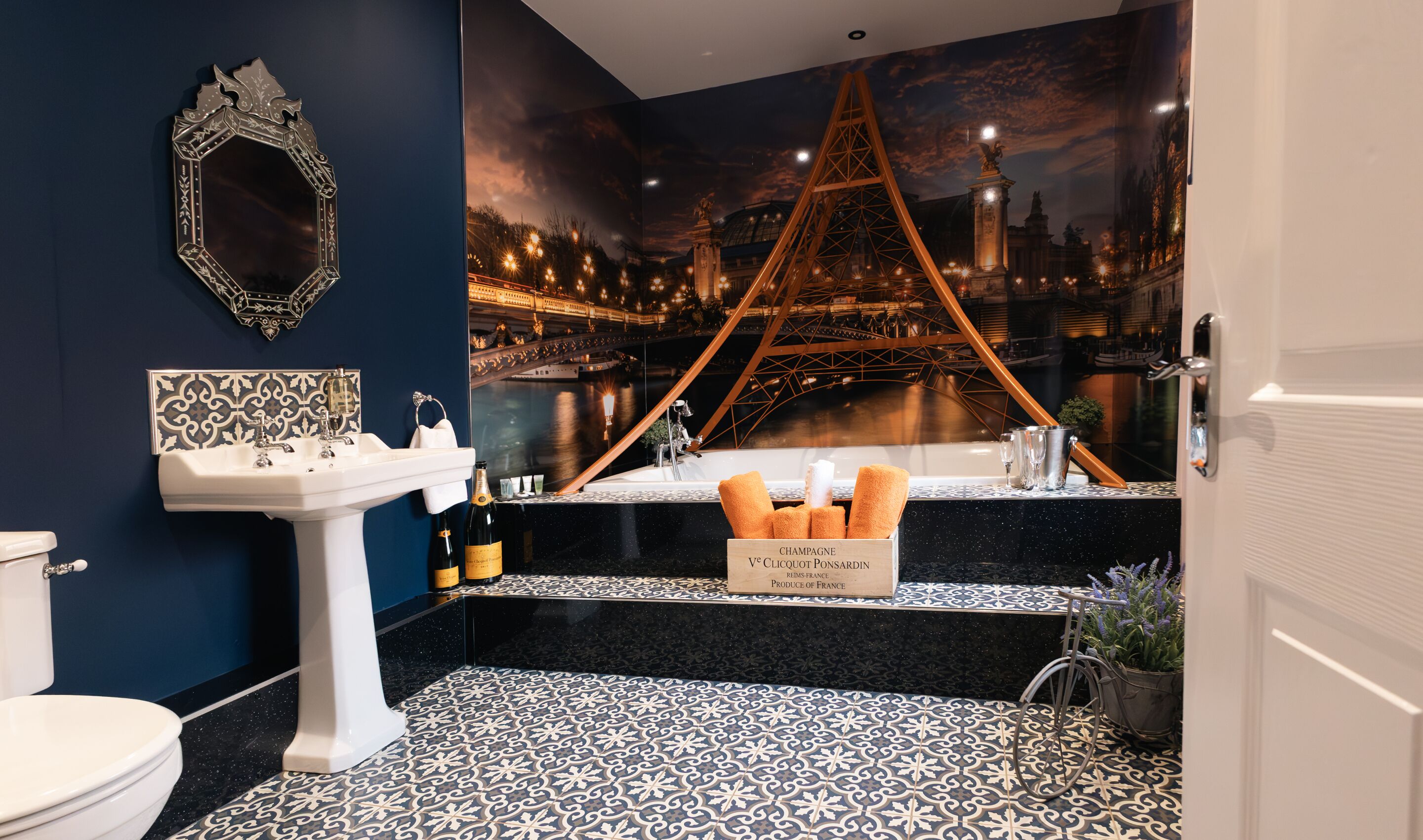 Deluxe-Doppelzimmer, mit Bad (Paris Suite) | Badezimmer
