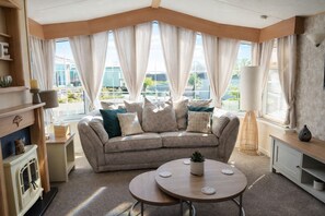 Familie stacaravan, gedeelde badkamer | Lounge