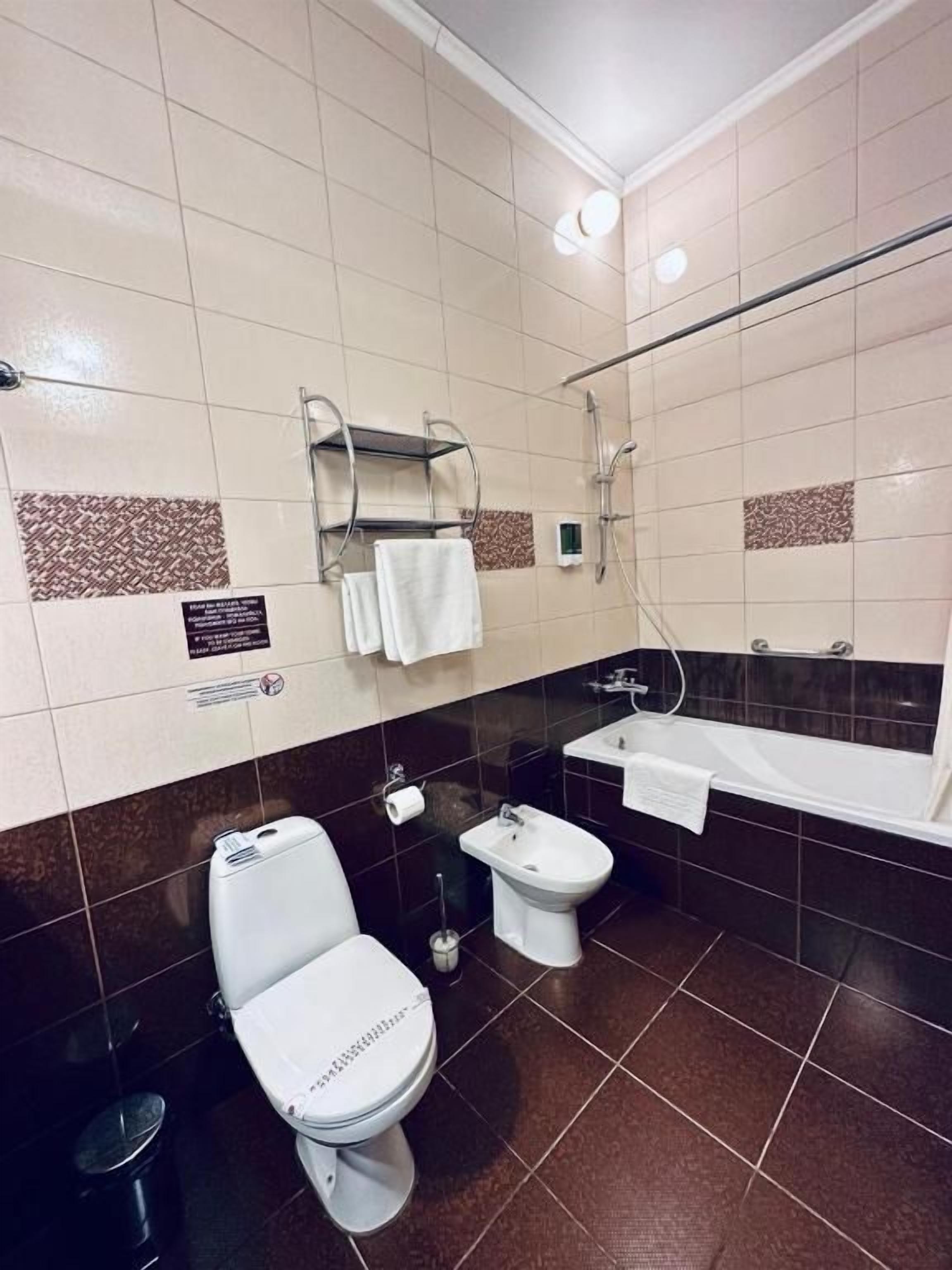 Un baño con inodoro, bidé y bañera.