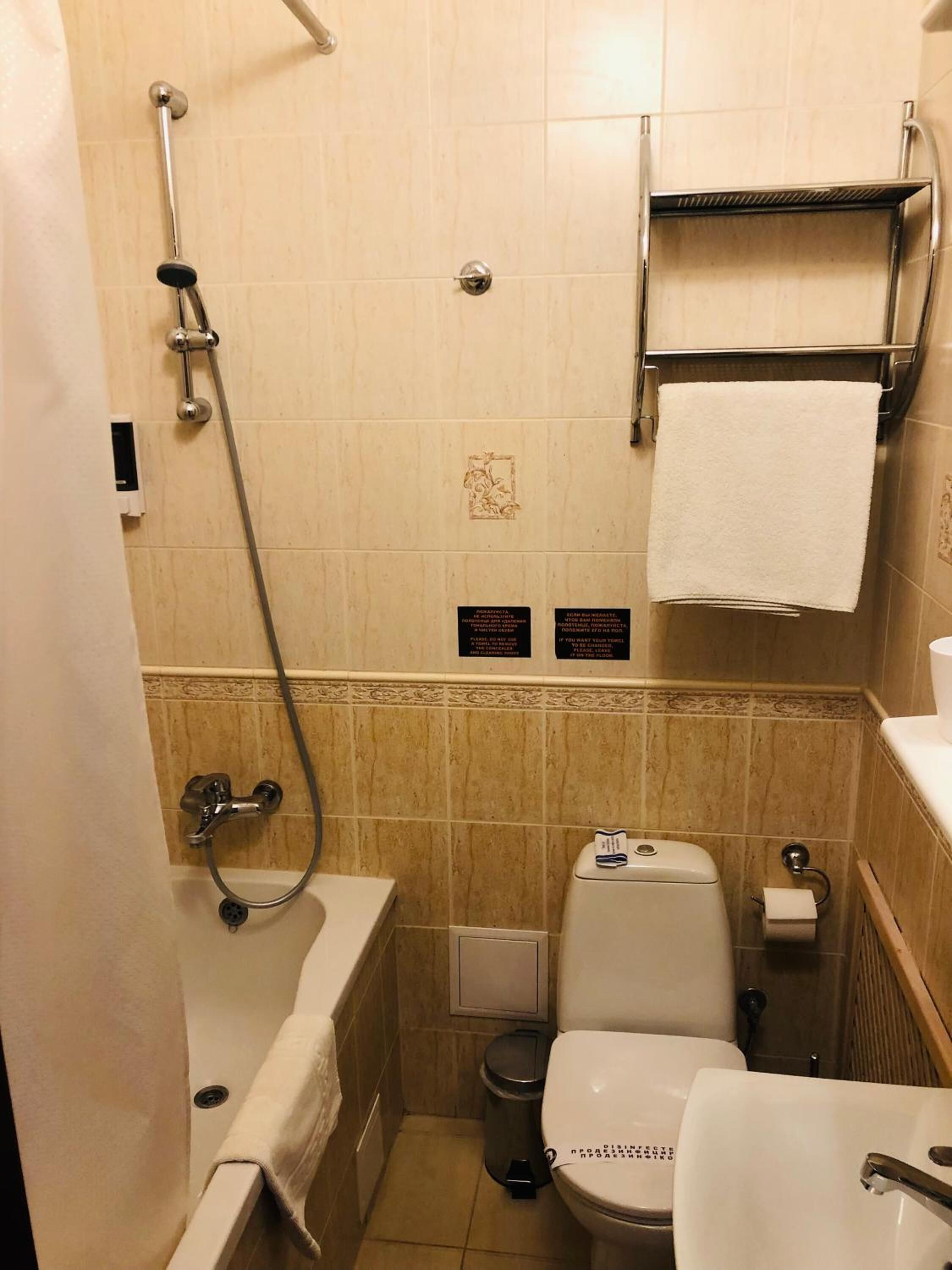 Une petite salle de bain comprenant une douche, des toilettes et un lavabo.