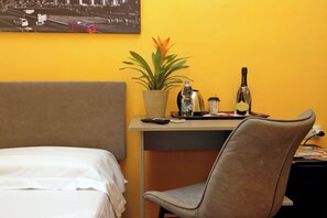 Quarto solteiro econômico | Frigobar, cofres nos quartos, individualmente decorados