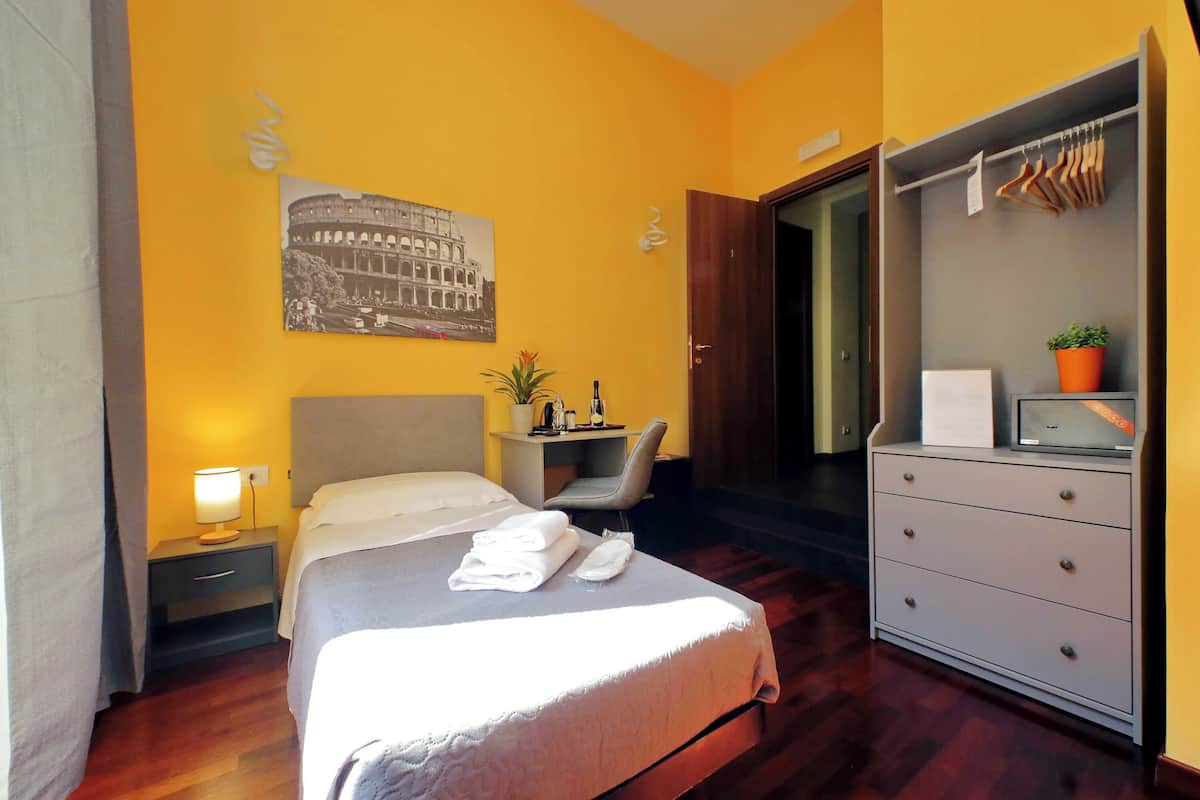 Minibar, caja de seguridad en la habitación y decoración personalizada