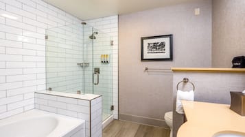 Rom – standard, 2 dobbeltsenger, ikke-røyk, kjøleskap og mikrobølgeovn (1st Floor) | Bad | Toalettartikler (inkludert), hårføner, håndklær og såpe