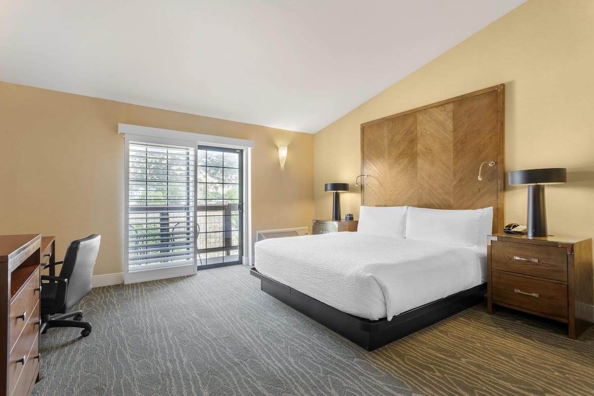 Standard Room, 1 King Bed, Non Smoking, Balcony (2nd Floor) | Hypo-allergenic bedding, desk, laptop workspace, iron/ironing board