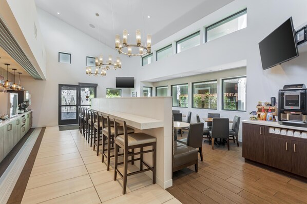 Free daily buffet breakfast  - Best Western Plus Stevenson Manor (Calistoga)