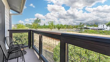 標準客房, 1 張特大雙人床, 非吸煙房, 陽台 (2nd Floor) | 1 間臥室、低過敏寢具、書桌、筆電工作空間